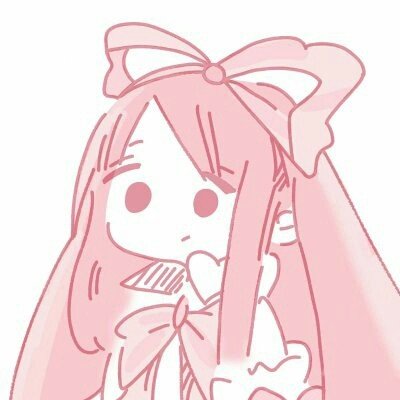 大爷和大妈坐同一个轮椅出行